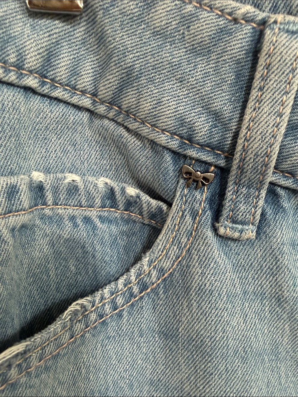 Hollister NWT Light Blue Low Rise Baggy  Embellished Women’s Jeans 8 short - Picture 5 of 9